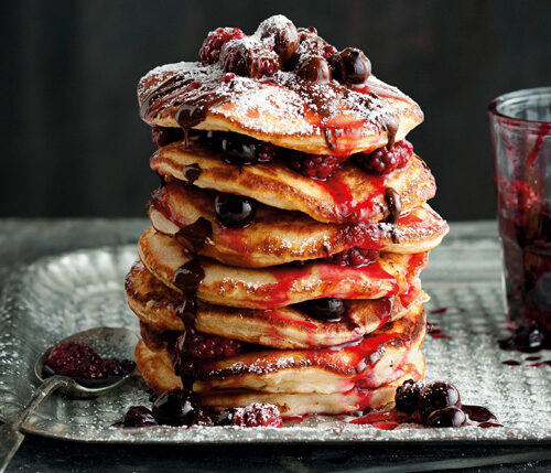 Oatmeal hotcakes with berry crush