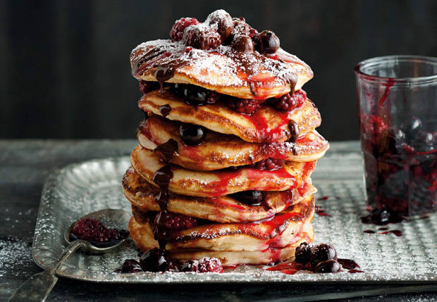 Oatmeal hotcakes with berry crush