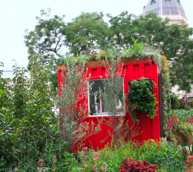 Green walls and red roofs